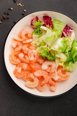 Karides salatası deniz ürünleri aperatifler lezzetli aperatifler taze gurme yemek arka planı masa rustik gıdalar üst görünüm fotokopi alanı pesseeter diyet