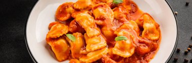 Biftek ravioli sosu ana yemek lezzetli aperatif taze leziz gurme yemek masada rustik yemekler üst manzara fotokopi alanı