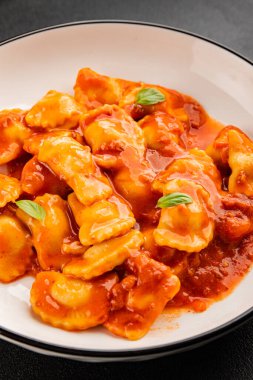 Biftek ravioli sosu ana yemek lezzetli aperatif taze leziz gurme yemek masada rustik yemekler üst manzara fotokopi alanı