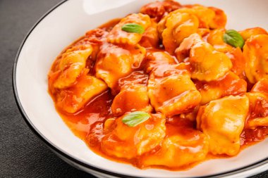 Biftek ravioli sosu ana yemek lezzetli aperatif taze leziz gurme yemek masada rustik yemekler üst manzara fotokopi alanı