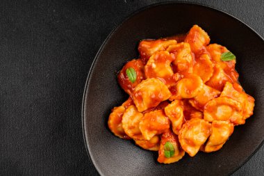 Biftek ravioli sosu ana yemek lezzetli aperatif taze leziz gurme yemek masada rustik yemekler üst manzara fotokopi alanı