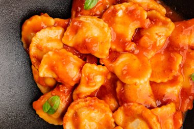 Biftek ravioli sosu ana yemek lezzetli aperatif taze leziz gurme yemek masada rustik yemekler üst manzara fotokopi alanı