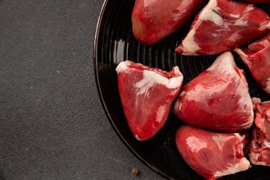 Türkiye kalbi sakatat et lezzetli aperatif lezzetli lezzetli gurme gıda arka planı masa rustik gıda üst görünüm fotokopi alanı üzerinde