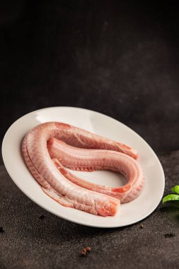 Çiğ kaya yılanbalığı balığı balığı, somon balığı, deniz ürünleri, küçük benekli kedi balığı, lezzetli çerez, lezzetli gurme yemek arka planı, masanın kırsal kesiminde, fotokopi alanı, pesseeter diyeti.