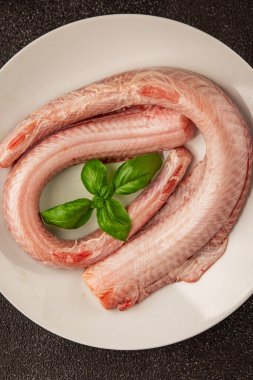 Çiğ kaya yılanbalığı balığı balığı, somon balığı, deniz ürünleri, küçük benekli kedi balığı, lezzetli çerez, lezzetli gurme yemek arka planı, masanın kırsal kesiminde, fotokopi alanı, pesseeter diyeti.