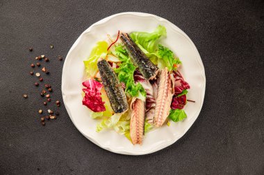 Uskumru salatası konserve balık, marul yaprağı lezzetli aperatif lezzetli gurme yemek masası kırsal yemek üst görüşü fotokopi alanı keto ve paleo diyeti vejetaryen vejetaryen diyeti.