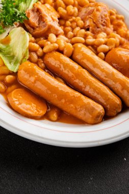 Soslu fasulye, sosis, domuz eti ana yemek lezzetli aperatif lezzetli gurme yemek masası arka plan kırsal yemek üst görünüm