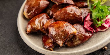 Kalp hindisi kızartılmış sakatat kümes hayvanı eti lezzetli aperatif lezzetli gurme yemek masası arka plan kırsal yemek üst görünüm fotokopi alanı