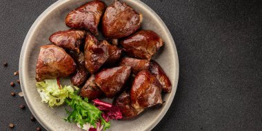 Kalp hindisi kızartılmış sakatat kümes hayvanı eti lezzetli aperatif lezzetli gurme yemek masası arka plan kırsal yemek üst görünüm fotokopi alanı