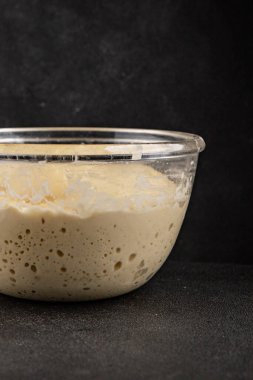 Çiğ hamur mayası başlangıç için lezzetli aperatif lezzetli gurme yemek masası arka plan kırsal yemek üst görünüm fotokopi alanı