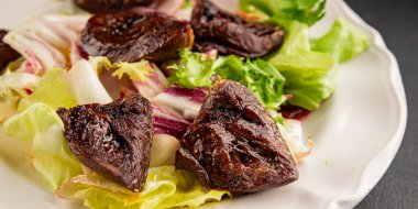 Salata yürekli hindi haşlanmış sakatat tavuk eti lezzetli aperatif lezzetli gurme yemek masası kırsal yiyecekler üst görünüm fotokopi alanı