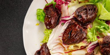 Salata yürekli hindi haşlanmış sakatat tavuk eti lezzetli aperatif lezzetli gurme yemek masası kırsal yiyecekler üst görünüm fotokopi alanı