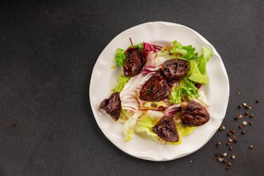 Salata yürekli hindi haşlanmış sakatat tavuk eti lezzetli aperatif lezzetli gurme yemek masası kırsal yiyecekler üst görünüm fotokopi alanı