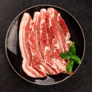 Domuz pastırması dilimlenmiş et dilimleri domuz filetosu domuz filetosu. Doğal ürün büyüklüğü. Lezzetli atıştırmalıklar.