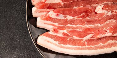 Domuz pastırması dilimlenmiş et dilimleri domuz filetosu domuz filetosu. Doğal ürün büyüklüğü. Lezzetli atıştırmalıklar.