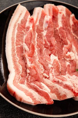 Domuz pastırması dilimlenmiş et dilimleri domuz filetosu domuz filetosu. Doğal ürün büyüklüğü. Lezzetli atıştırmalıklar.
