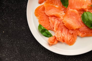 Tütsülenmiş somon balığı balığı porsiyon doğal ürün lezzetli çerez lezzetli gurme yemek arkaplan masa üzerinde rustik üst görünüm fotokopi alanı pesseeter diyet