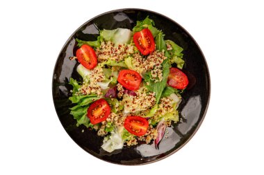 Kinoa salatası domates, yeşil yaprak salatası sebzeler... doğal ürün... lezzetli çerez... lezzetli gurme yemek... masanın üstünde... rustik üst görünüm... fotokopi alanı keto... ve paleo diyet vegan ve vejetaryen yiyecekler.