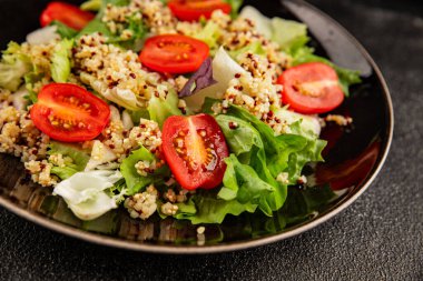 Kinoa salatası domates, yeşil yaprak salatası sebzeler... doğal ürün... lezzetli çerez... lezzetli gurme yemek... masanın üstünde... rustik üst görünüm... fotokopi alanı keto... ve paleo diyet vegan ve vejetaryen yiyecekler.