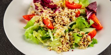 Kinoa salatası domates, yeşil yaprak salatası sebzeler... doğal ürün... lezzetli çerez... lezzetli gurme yemek... masanın üstünde... rustik üst görünüm... fotokopi alanı keto... ve paleo diyet vegan ve vejetaryen yiyecekler.