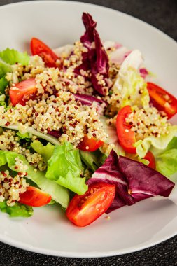 Kinoa salatası domates, yeşil yaprak salatası sebzeler... doğal ürün... lezzetli çerez... lezzetli gurme yemek... masanın üstünde... rustik üst görünüm... fotokopi alanı keto... ve paleo diyet vegan ve vejetaryen yiyecekler.