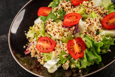 Kinoa salatası domates, yeşil yaprak salatası sebzeler... doğal ürün... lezzetli çerez... lezzetli gurme yemek... masanın üstünde... rustik üst görünüm... fotokopi alanı keto... ve paleo diyet vegan ve vejetaryen yiyecekler.