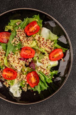 Kinoa salatası domates, yeşil yaprak salatası sebzeler... doğal ürün... lezzetli çerez... lezzetli gurme yemek... masanın üstünde... rustik üst görünüm... fotokopi alanı keto... ve paleo diyet vegan ve vejetaryen yiyecekler.