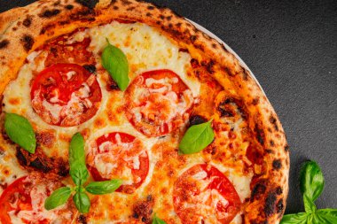 Pizza, domates, margarita, fast food, doğal ürün, lezzetli çerez, leziz gurme yemek arkaplan, masanın kırsal kesiminde fotokopi alanı.