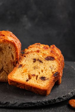 Meyveli kek tatlı meyveli pasta kurutulmuş meyveler, fındıklı geleneksel pişmiş yiyecekler doğal ürünler lezzetli çerezler lezzetli gurme yemek arkaplan masanın kırsal kesiminde fotokopi alanı