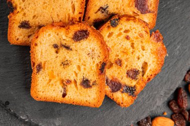 Meyveli kek tatlı meyveli pasta kurutulmuş meyveler, fındıklı geleneksel pişmiş yiyecekler doğal ürünler lezzetli çerezler lezzetli gurme yemek arkaplan masanın kırsal kesiminde fotokopi alanı