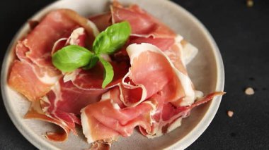 Et jamon iberico ya da Serrano aperatifi. Lezzetli yemekler. Yemek arkaplanı.