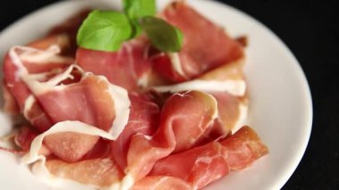 Et jamon iberico ya da Serrano aperatifi. Lezzetli yemekler. Yemek arkaplanı.