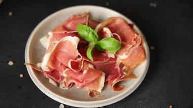Et jamon iberico ya da Serrano aperatifi. Lezzetli yemekler. Yemek arkaplanı.