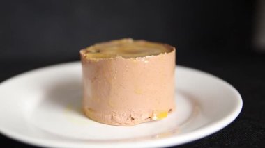 Kaz ciğeri ezmesi kaz ciğeri leziz aperatif taze gurme yemek arkaplanı masa kırsal üst görünüm fotokopi alanı üzerinde