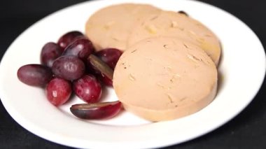 Kaz ciğeri ezmesi kaz ciğeri leziz aperatif taze gurme yemek arkaplanı masa kırsal üst görünüm fotokopi alanı üzerinde