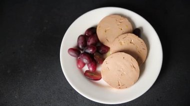Kaz ciğeri ezmesi kaz ciğeri leziz aperatif taze gurme yemek arkaplanı masa kırsal üst görünüm fotokopi alanı üzerinde