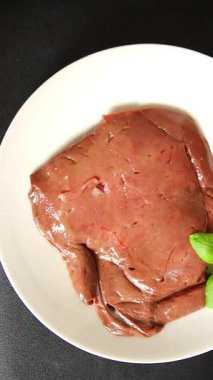 Karaciğer, çiğ et ya da domuz eti sakatatı, pişmiş doğal lezzetli aperatif, taze gurme yemek arkaplanı, masa üzerinde rustik üst görünüm fotokopi alanı keto ya da paleo diyeti.