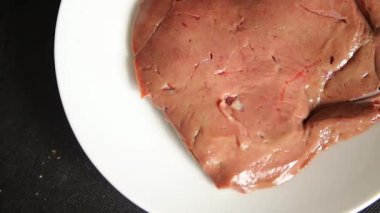 Karaciğer, çiğ et ya da domuz eti sakatatı, pişmiş doğal lezzetli aperatif, taze gurme yemek arkaplanı, masa üzerinde rustik üst görünüm fotokopi alanı keto ya da paleo diyeti.