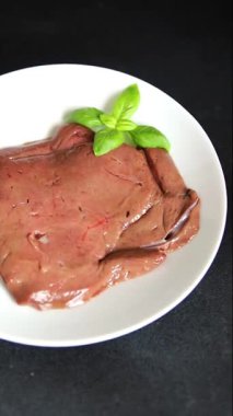 Karaciğer, çiğ et ya da domuz eti sakatatı, pişmiş doğal lezzetli aperatif, taze gurme yemek arkaplanı, masa üzerinde rustik üst görünüm fotokopi alanı keto ya da paleo diyeti.