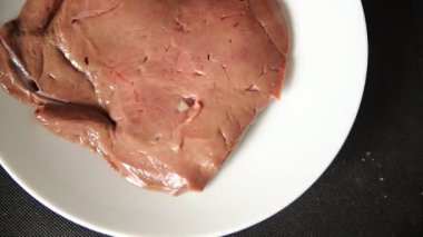 Karaciğer, çiğ et ya da domuz eti sakatatı, pişmiş doğal lezzetli aperatif, taze gurme yemek arkaplanı, masa üzerinde rustik üst görünüm fotokopi alanı keto ya da paleo diyeti.