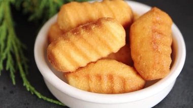 Madeleine tatlı bisküvi badem aromalı kurabiyeler lezzetli çerezler taze gurme yemek masası kırsal yiyecekler üst görünüm fotokopi alanı