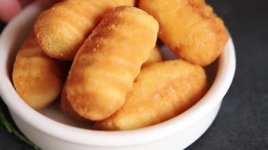 Madeleine tatlı bisküvi badem aromalı kurabiyeler lezzetli çerezler taze gurme yemek masası kırsal yiyecekler üst görünüm fotokopi alanı