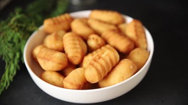 Madeleine tatlı bisküvi badem aromalı kurabiyeler lezzetli çerezler taze gurme yemek masası kırsal yiyecekler üst görünüm fotokopi alanı