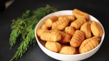 Madeleine tatlı bisküvi badem aromalı kurabiyeler lezzetli çerezler taze gurme yemek masası kırsal yiyecekler üst görünüm fotokopi alanı