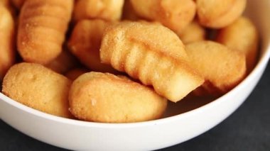 Madeleine tatlı bisküvi badem aromalı kurabiyeler lezzetli çerezler taze gurme yemek masası kırsal yiyecekler üst görünüm fotokopi alanı