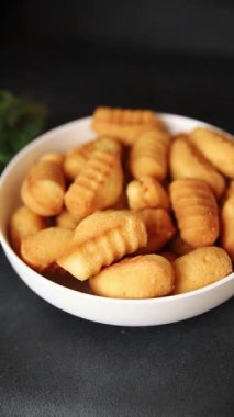 Madeleine tatlı bisküvi badem aromalı kurabiyeler lezzetli çerezler taze gurme yemek masası kırsal yiyecekler üst görünüm fotokopi alanı