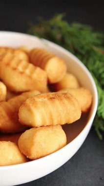 Madeleine tatlı bisküvi badem aromalı kurabiyeler lezzetli çerezler taze gurme yemek masası kırsal yiyecekler üst görünüm fotokopi alanı