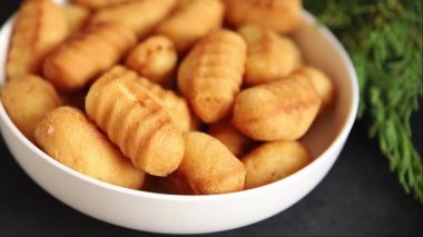 Madeleine tatlı bisküvi badem aromalı kurabiyeler lezzetli çerezler taze gurme yemek masası kırsal yiyecekler üst görünüm fotokopi alanı