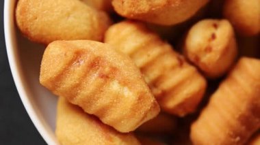 Madeleine tatlı bisküvi badem aromalı kurabiyeler lezzetli çerezler taze gurme yemek masası kırsal yiyecekler üst görünüm fotokopi alanı