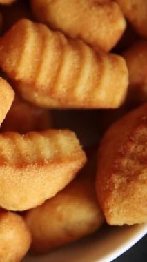 Madeleine tatlı bisküvi badem aromalı kurabiyeler lezzetli çerezler taze gurme yemek masası kırsal yiyecekler üst görünüm fotokopi alanı